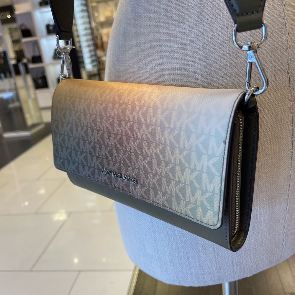 MICHAEL KORS Jet Set Large Ombré Signature Logo Crossbody Bag
Olive Multi
NWT - Picture 6 of 16